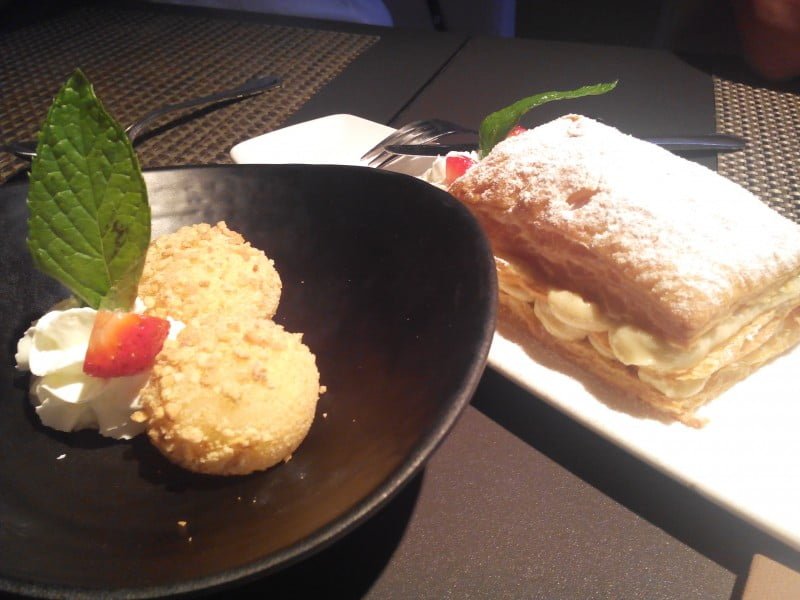 Daifuku Mochi (izquierda) y el hojaldre relleno de nata cocida.