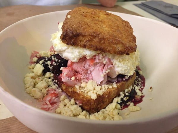 Biscuit, helado de fresa, nata, chocolate blanco y compota de frutas del bosque.