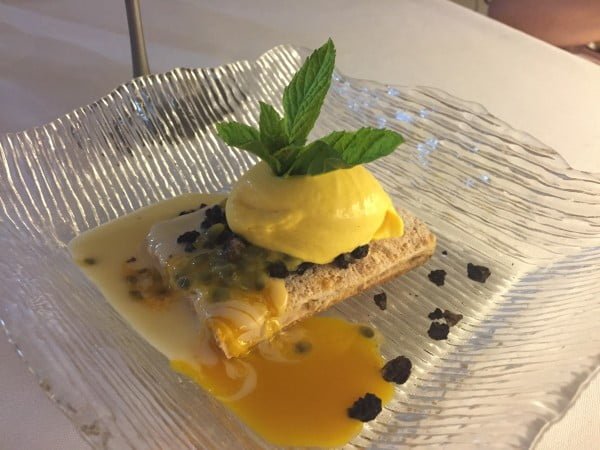 Soufflé de chocolate y helado cremoso de caramelo y maracuyá.