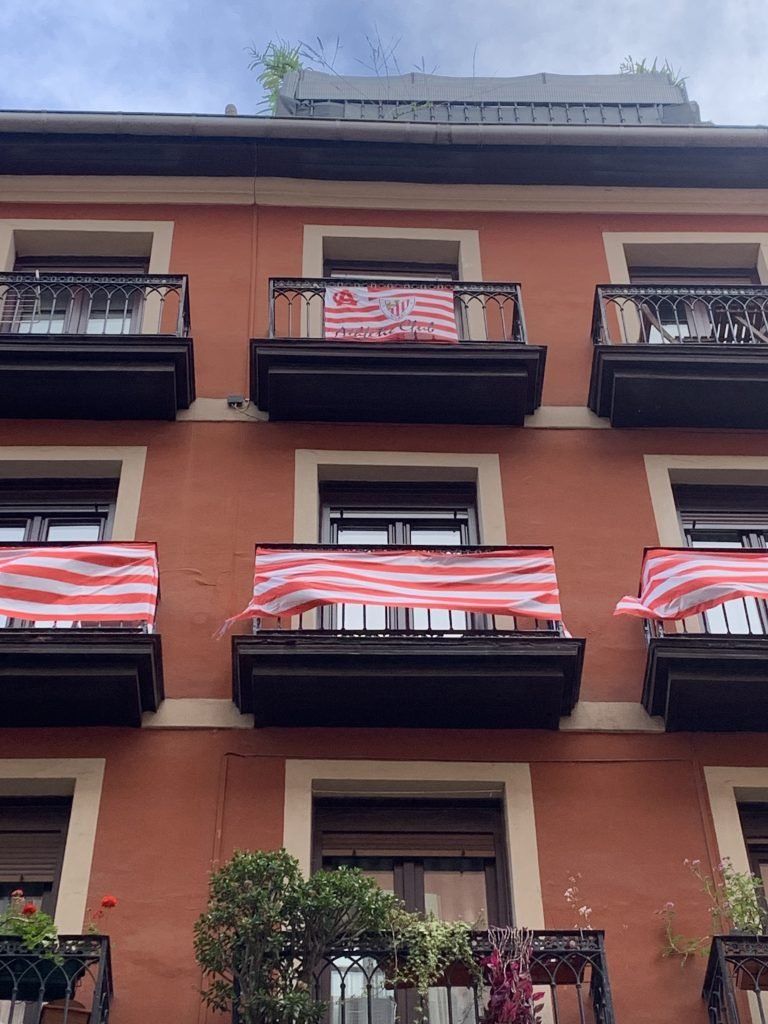 Balcones rojiblancos en Bilbao